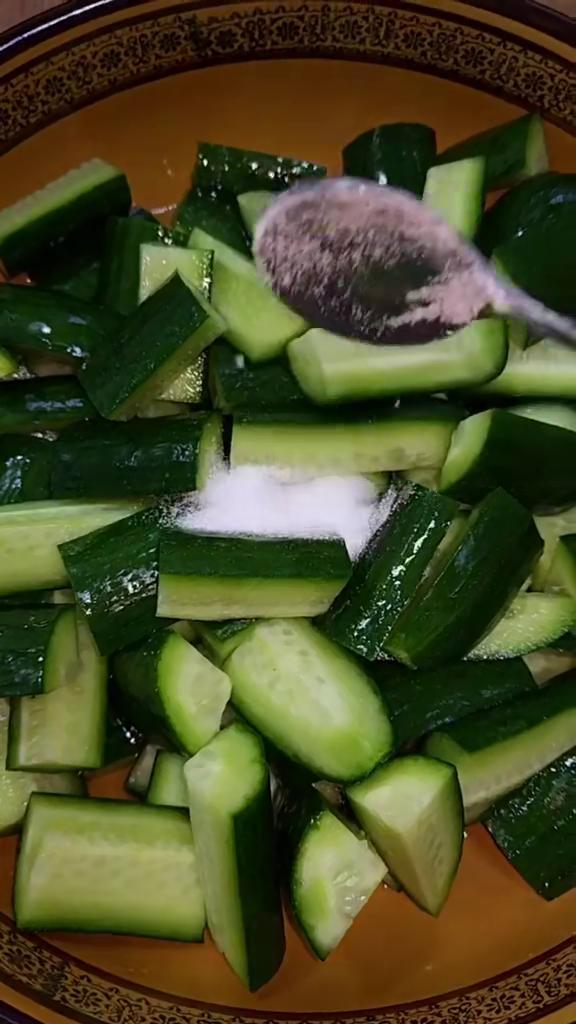 躺着河里吃瓜,躺卧河岸，尽享夏日清凉瓜果时光