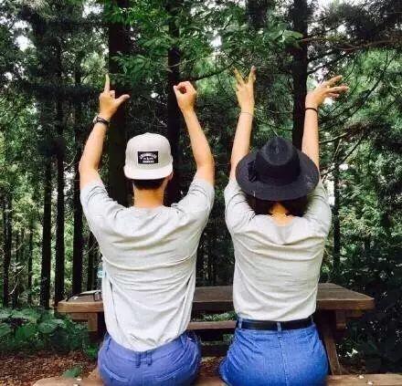 情侣拍照吃瓜图片,情侣拍照吃瓜，共享夏日悠闲时光