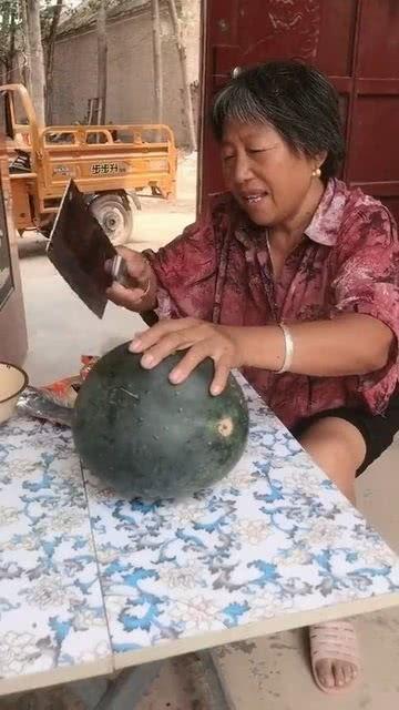 奶奶给你切瓜吃