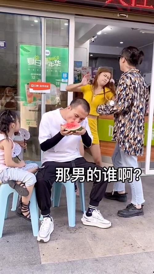 吵架声吃瓜群众,吵架声引围观，吃瓜群众热议一幕