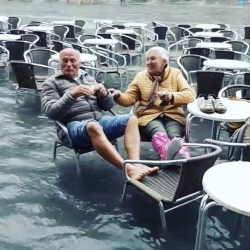 吃瓜手机掉水里,吃瓜手机如何化险为夷